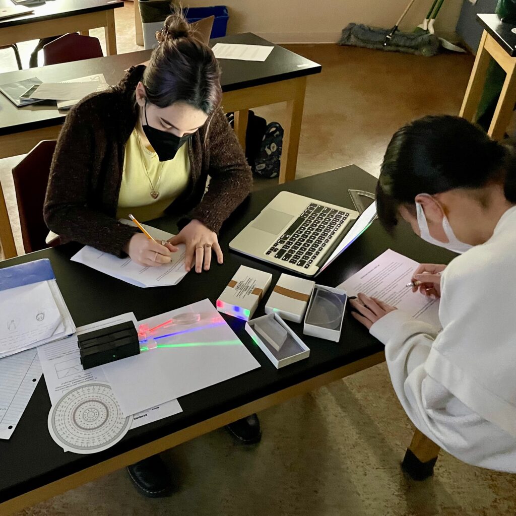 9th-grade students in Physics lab - March 2022